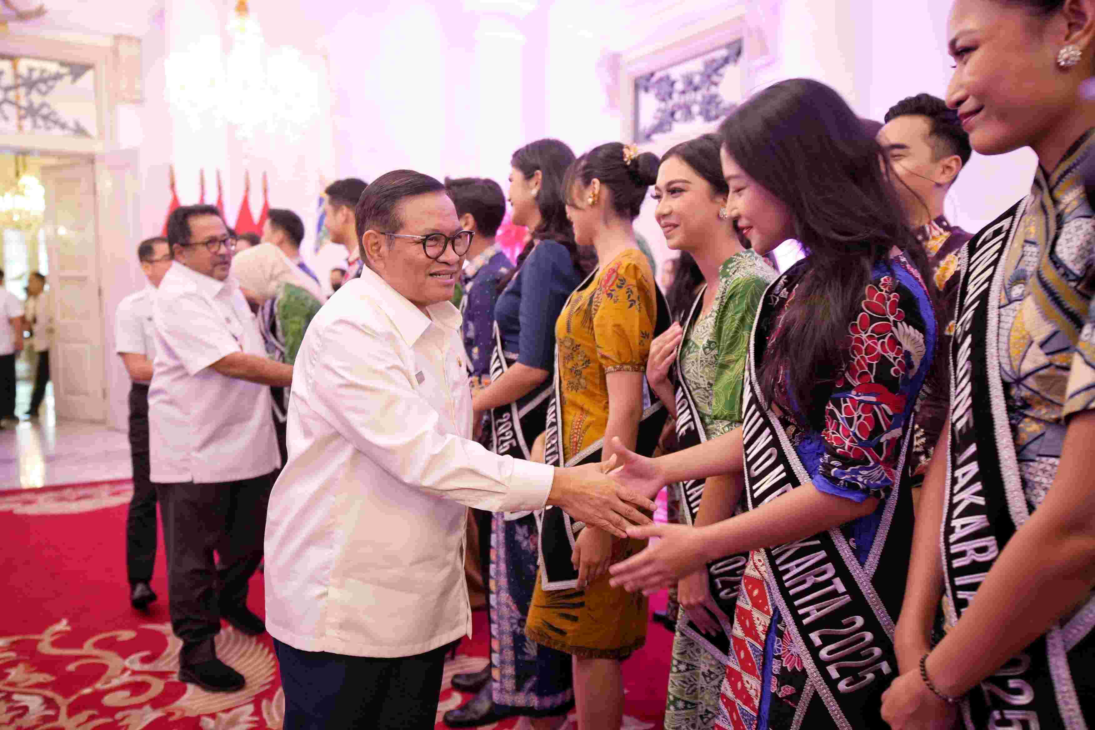 Gubernur DKI Jakarta Pramono Anung dengan Abang None 2025 (SinPo.id/ Dok. Pemprov DKI)