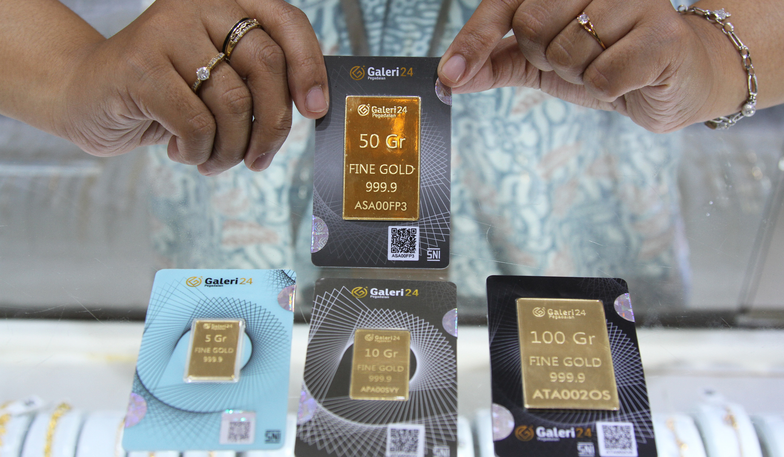 Pekerja menunjukkan emas batangan di Galeri24 Pegadaian. (Agus Priatna/SinPo.id)