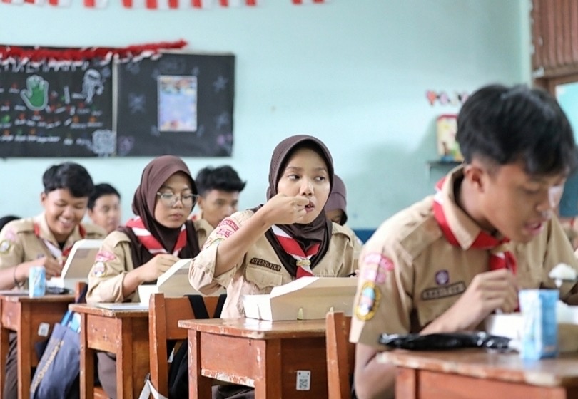 Ilustrasi pelajar SMA menyantap menu makan bergizi gratis. (SinPo.id/Ashar)