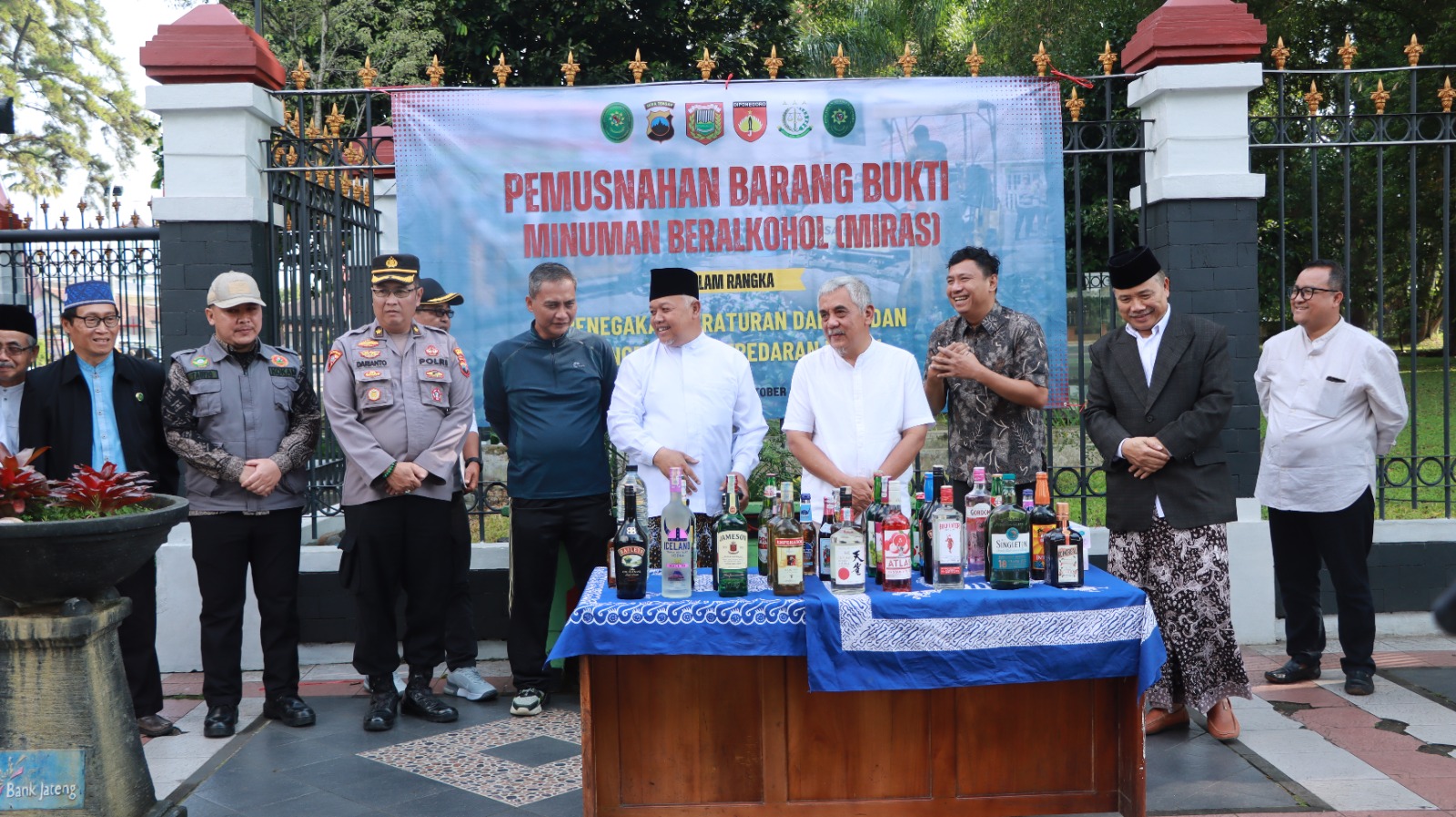 Pemusnahan miras ilegal di alun-alun Wonosobo (SinPo.id/ Humas Polri)