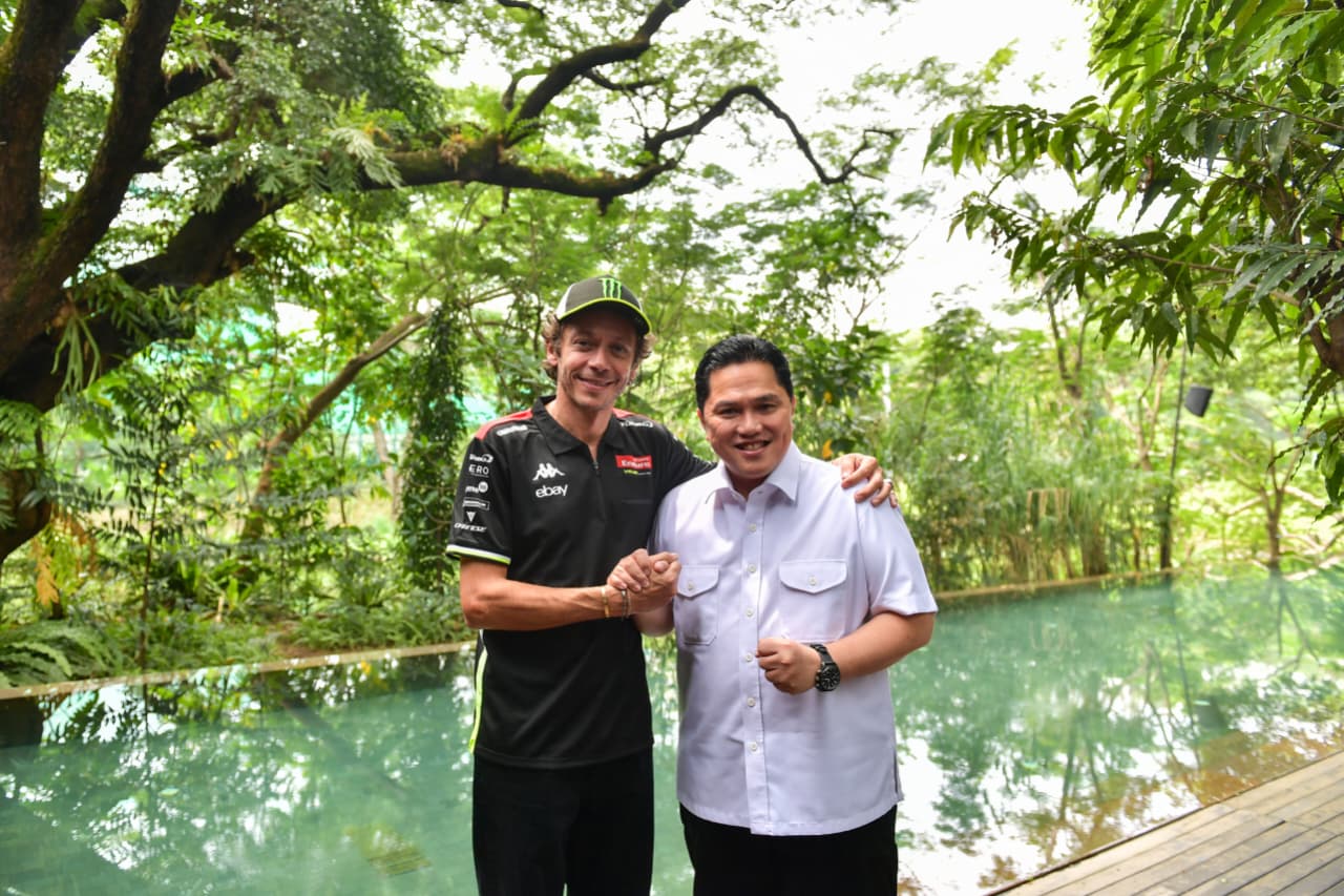 Menteri Pemuda dan Olahraga Republik Indonesia (Menpora RI) Erick Thohir menjamu legenda balap motor dunia, Valentino Rossi, di Jakarta (SinPo.id/Kemenpora)