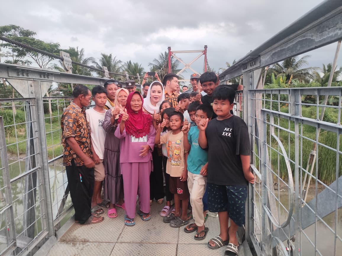 Novita Wijayanti bersama para warga (Sinpo.id/Tim Media)