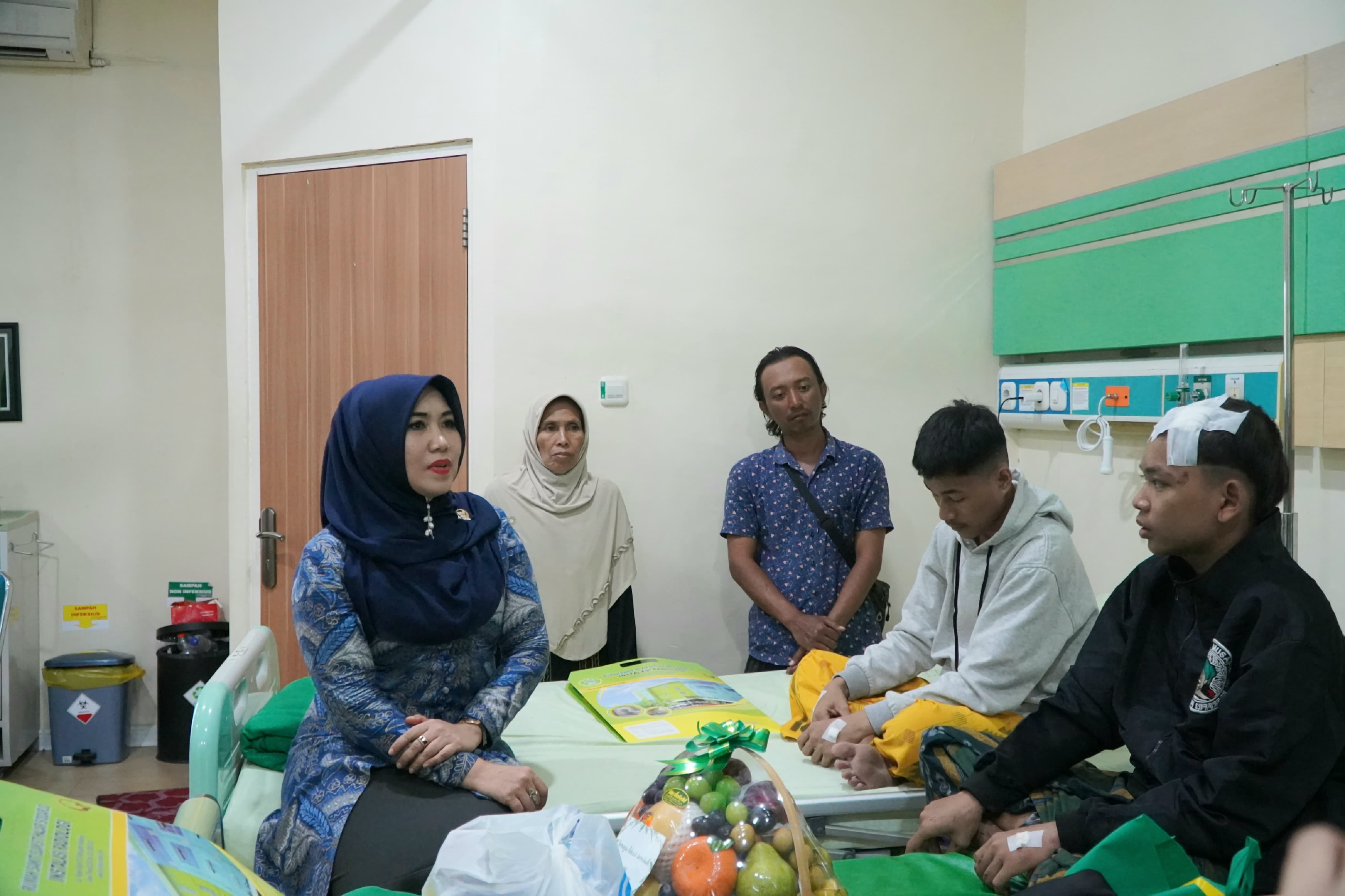 Anggota DPD RI Lia Istifhama Jenguk Santri Selamat Musala Roboh (SinPo.id/Istimewa)