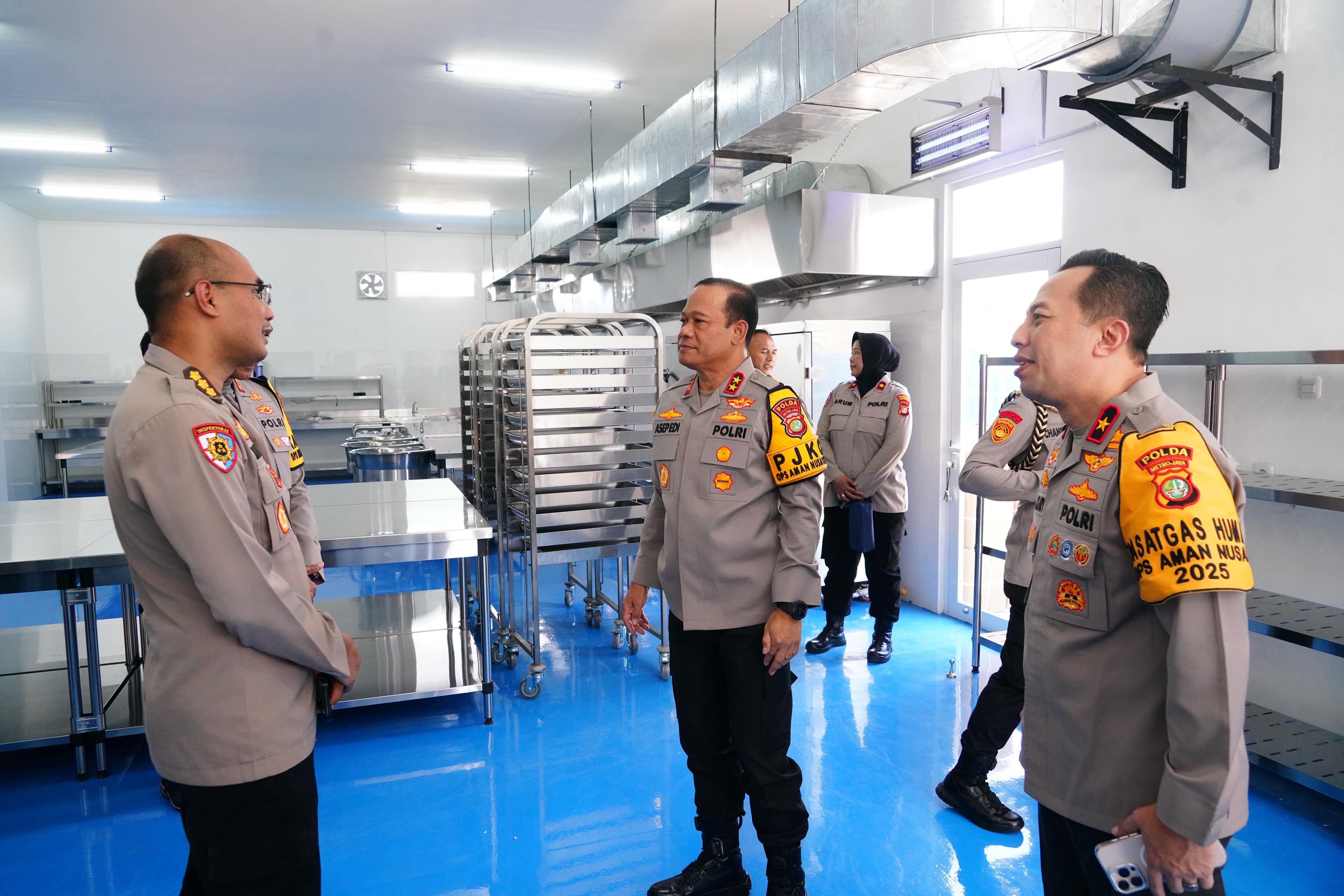 Kapolda Metro Jaya Irjen Pol. Asep Edi Suheri saat mengecek SPPG di Jakbar (SinPo.id/Dok.PMJ)