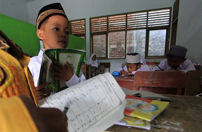 Pelajar madrasah sedang belajar membaca Iqro. (SinPo.id/Istimewa)