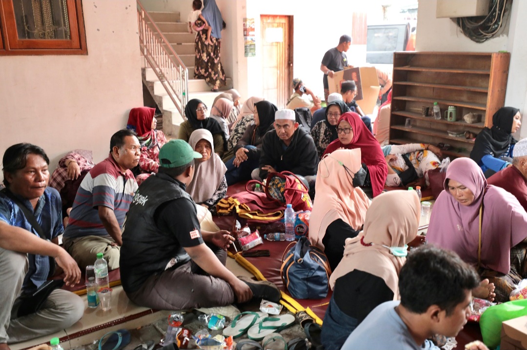 Keluarga Korban tragedi runtuhnya bangunan mushola Pondok Pesantren Al Khozin Sidoarjo (SinPo.id/Kemensos)