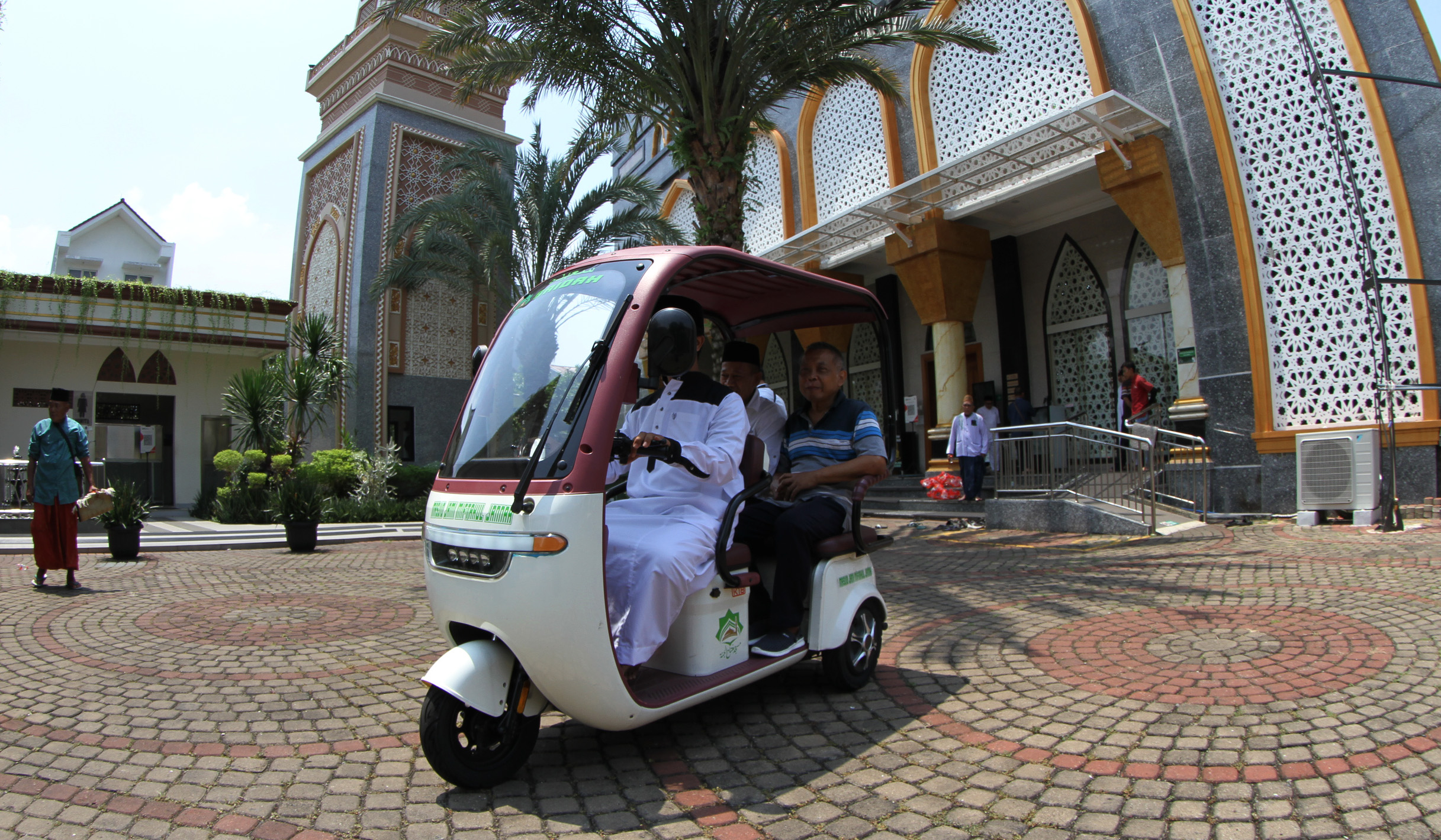 Suasana masjid Jami Miftahul Jannah peraih Masjid Eco-Friendly di Jakarta. (Agus Priatna/SinPo.id)