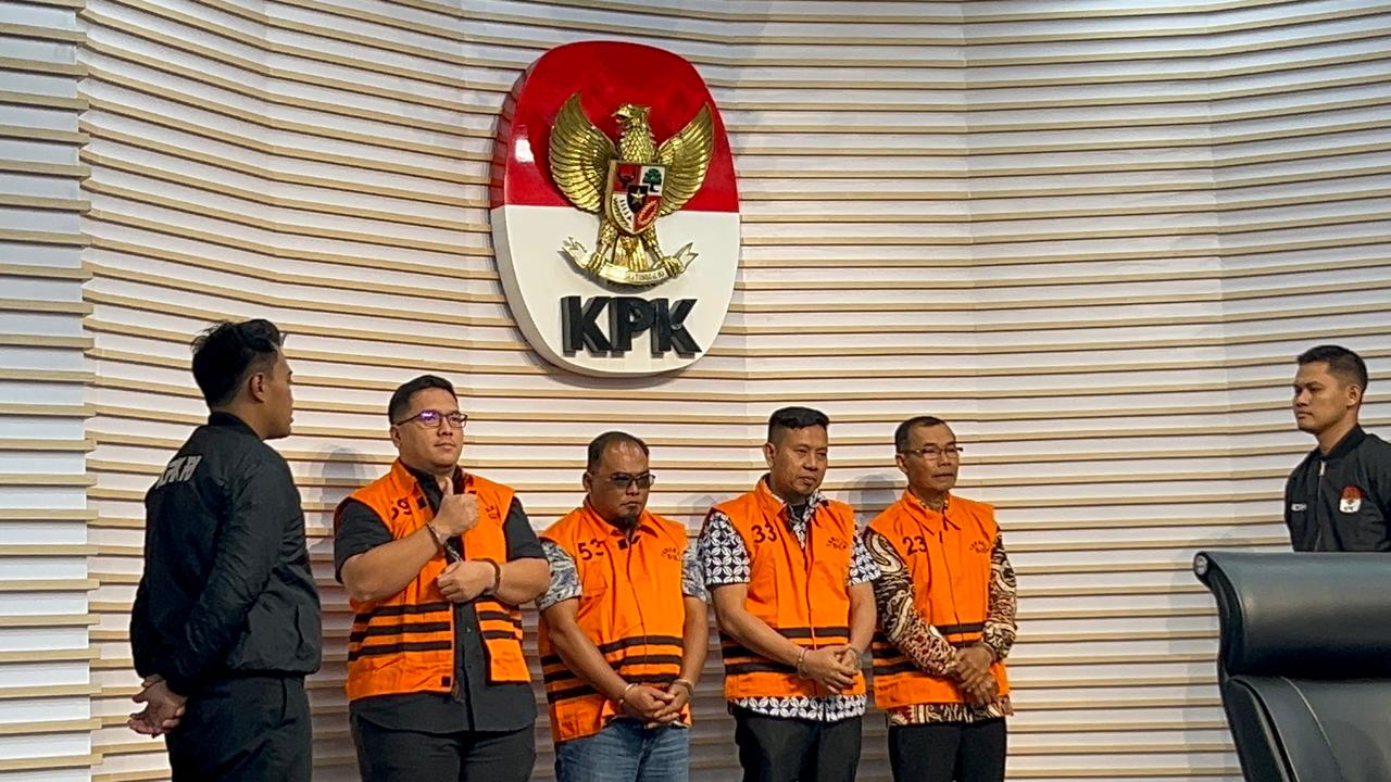 Empat tersangka korupsi dana hibah Pemprov Jatim (SinPo.id/ David)