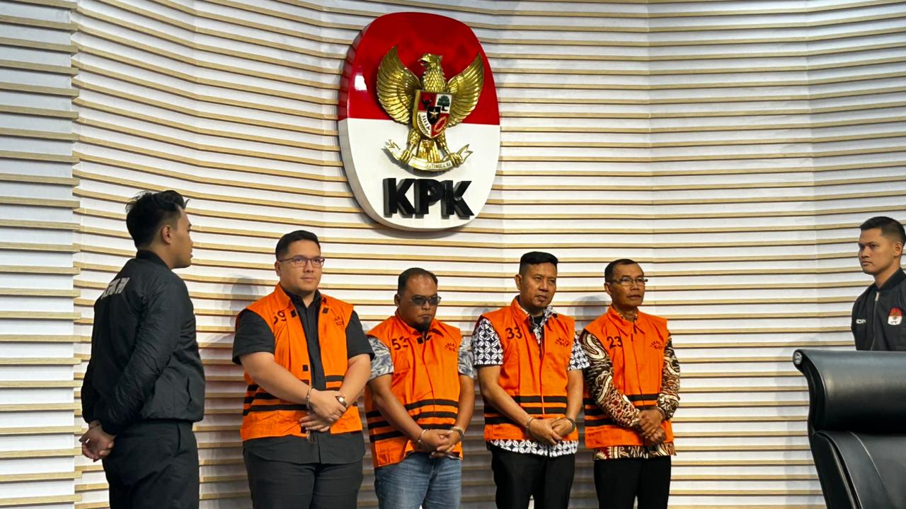 Empat tersangka korupsi dana hibah Pemprov Jatim (SinPo.id/ David)