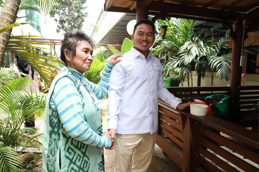 Ketua KWP Ariawan menggelar syukuran atas keberhasilannya meraih gelar Doktor dengan Camlaude di Universitas Dr Moestopo Beragama bersama rekan-rekan media KWP di media center (Ashar/SinPo.id)