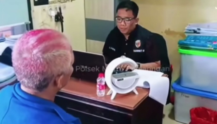 Pelaku saat dilakukan pemeriksaan di kantor polisi (SinPo.id/Dok.Polsek Penjaringan)