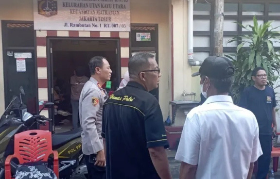 Anggota Polsek Matraman saat olah TKP di lokasi (SinPo.id/Dok.Polsek Matraman)