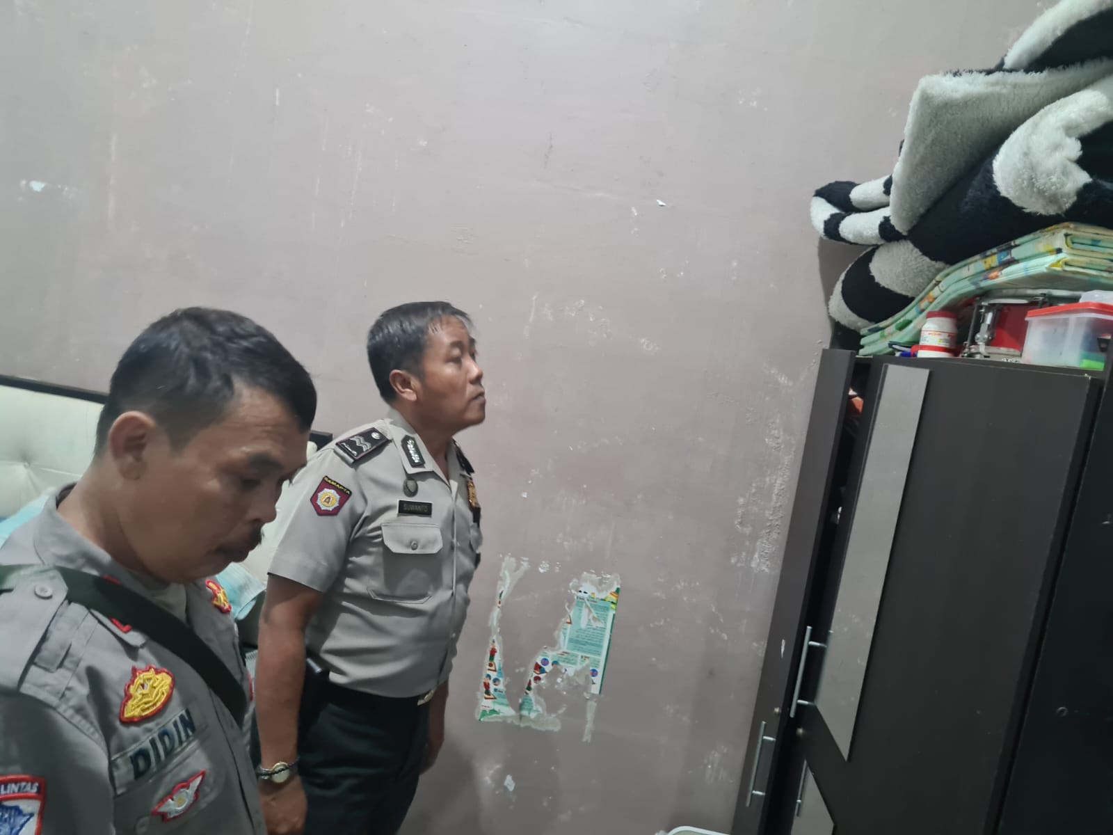 Anggota saat olah TKP di rumah warga yang dibobol (SinPo.id/Dok.Polsek Jati Asih)
