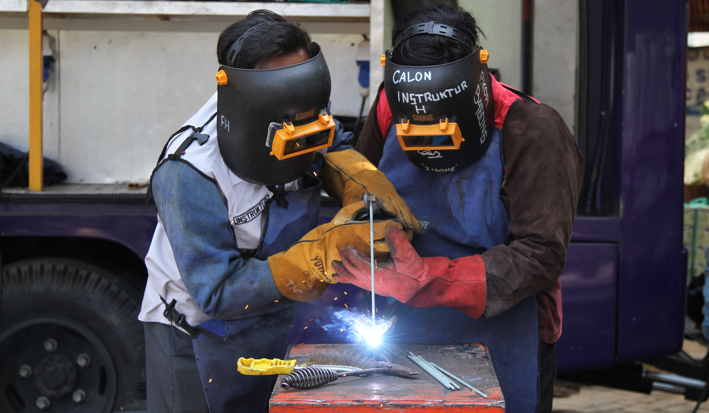 Pelatihan las di Kelurahan Pondok Kopi. (Agus Priatna/SinPo.id)