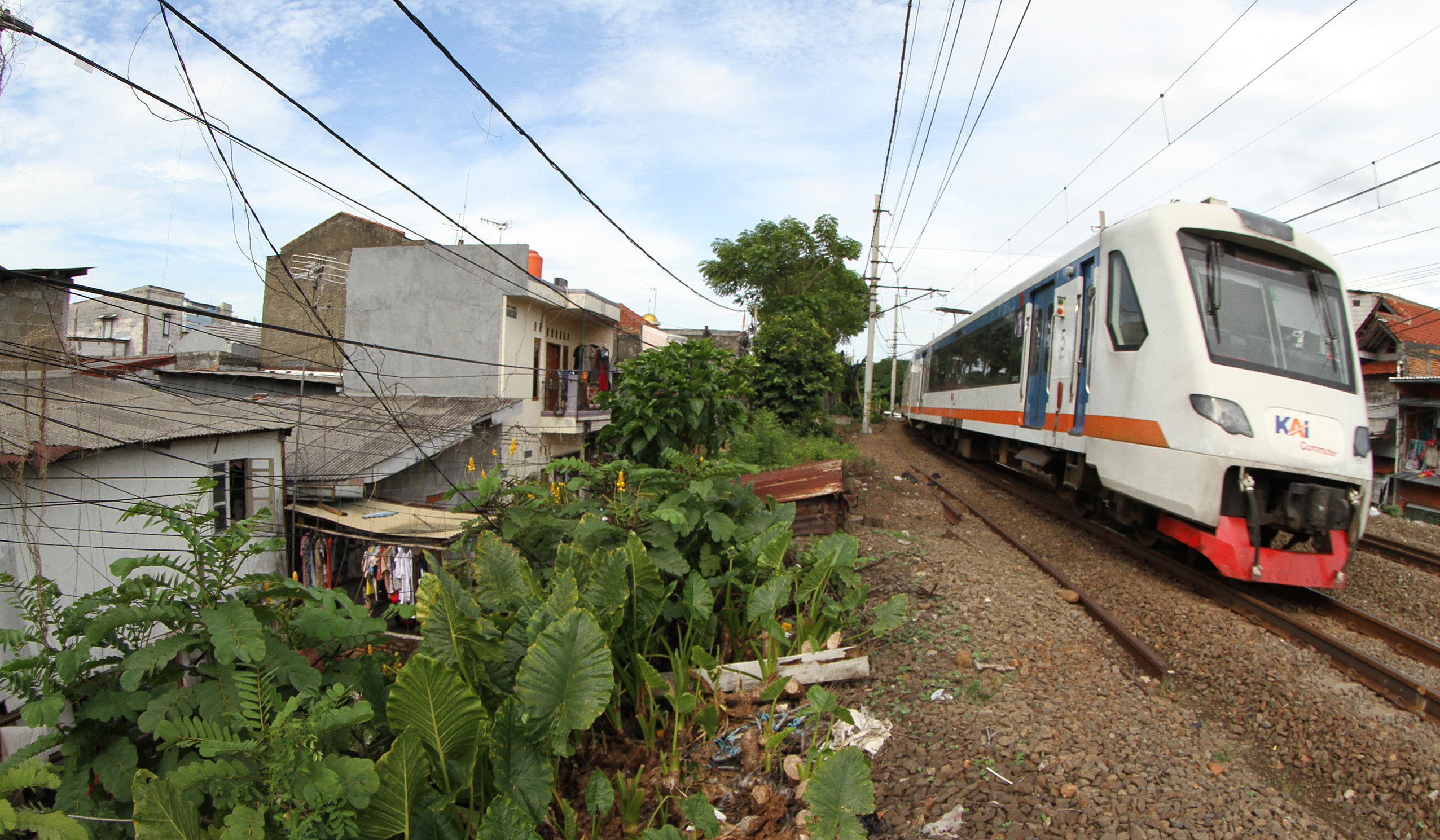 Warga pinggil rel KA di Menteng, Jakarta. (Agus Priatna/SinPo.id)