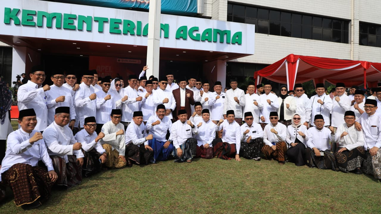 Menag dan Wamenag berfoto dengan jajaran pejabat Kemenag usai apel peringatan Hari Santri Nasional 2025 di halaman Kantor Pusat Kementerian Agama, Jakarta. (SinPo.id/Kemenag)