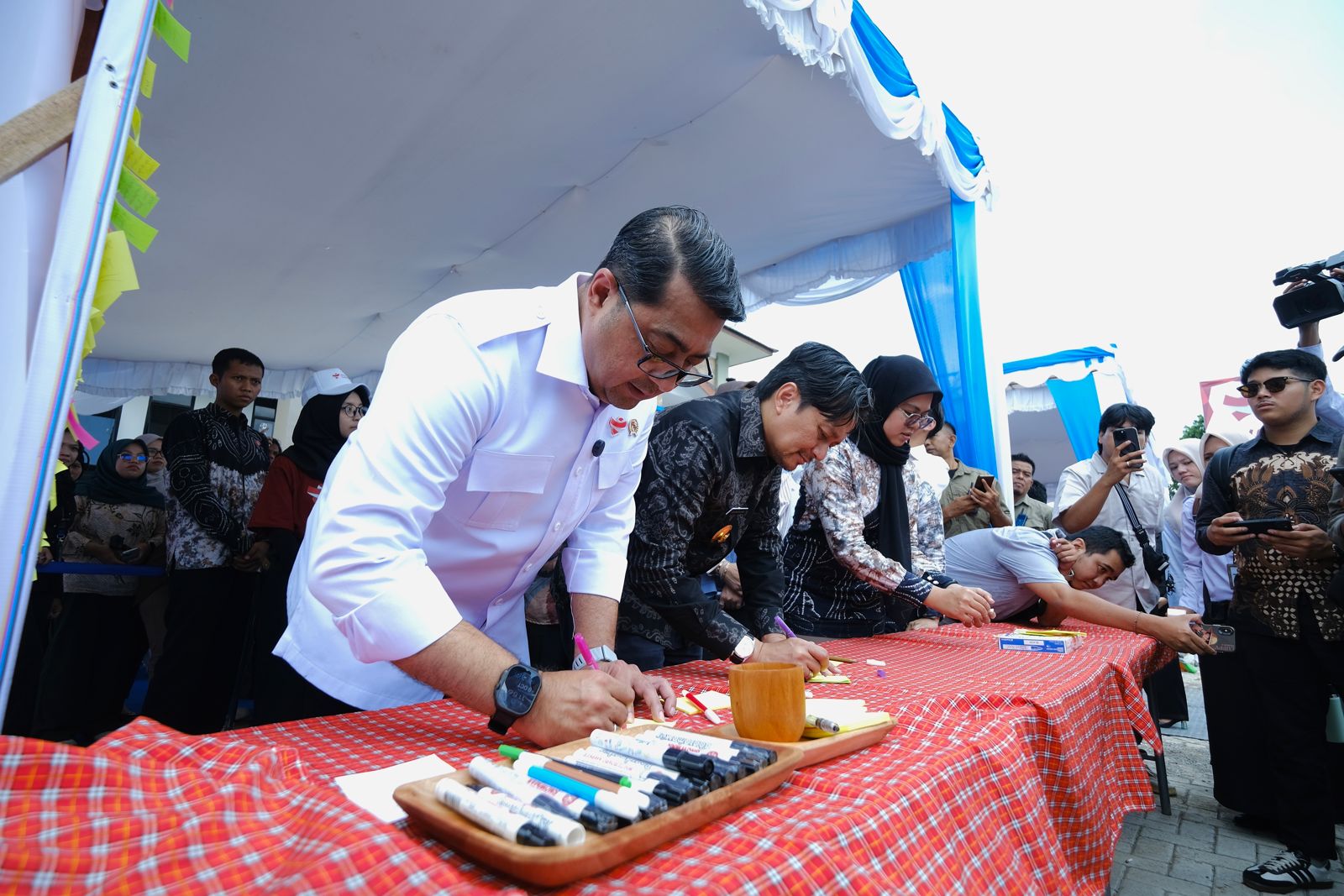 Menekraf Teuku Riefky Harsya meresmikan Sekolah Garuda Transformasi di SMAN Banua, Banjarmasin, Kalimantan Selatan pada Rabu, 8 Oktober 2025. (SinPo.id/Kemenekraf)