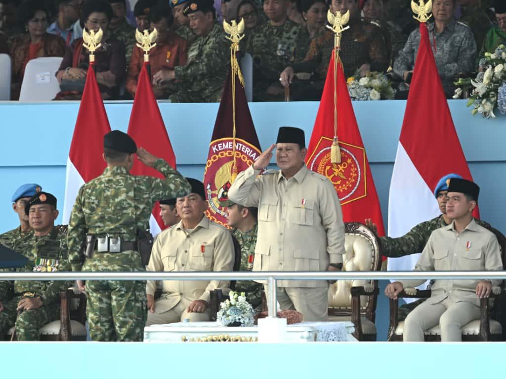 Menhan Sjafrie Sjamsoeddin mendampingi Presiden Prabowo di HUT ke-80 TNI (SinPo.id/ Setwapres)