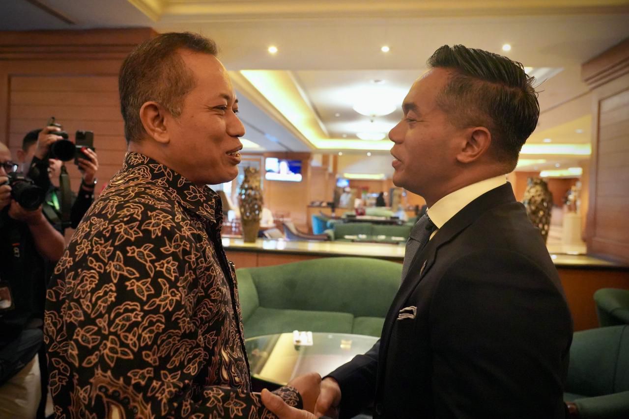 Menkop Ferry dan Ketum Kadin Indonesia Anindya Novyan Bakrie. (SinPo.id/dok. Kemenkop)