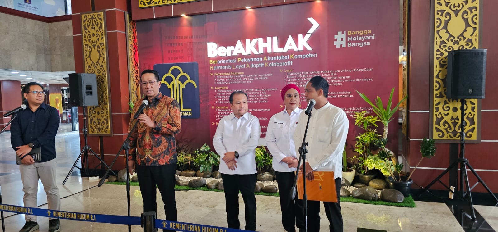 Menkum Supratman Andi Agtas dan Sekjen PSI Raja Juli Antoni. (SinPo.id/Tio)