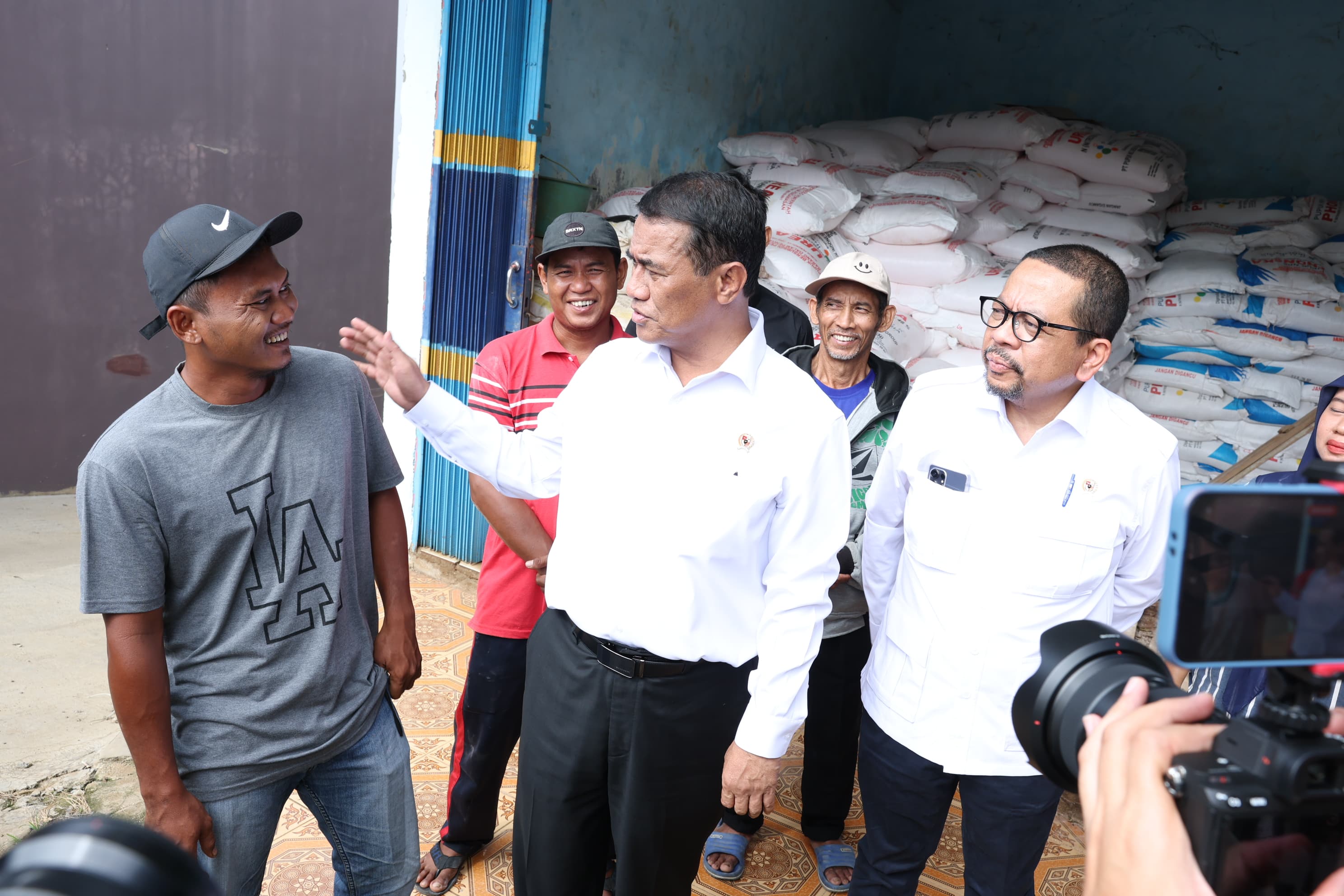 Mentan Amran dan KSPI Qodari sidak kios pupuk di Lampung. (SinPo.id/dok. Kementan)