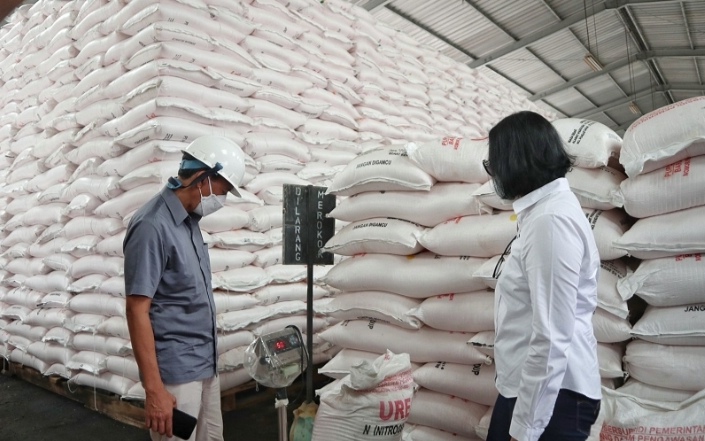Ilustrasi pegawai mengecek pupuk di gudang (SinPo.id/ Dok. PT Pupuk Indonesia)