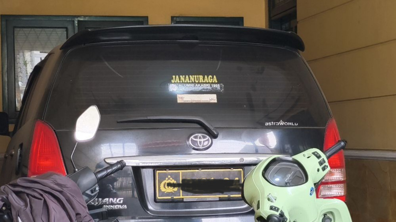 Mobil dinas anggota yang terparkir di rumah penyekapan Tangsel (SinPo.id/Tangkapan layar)