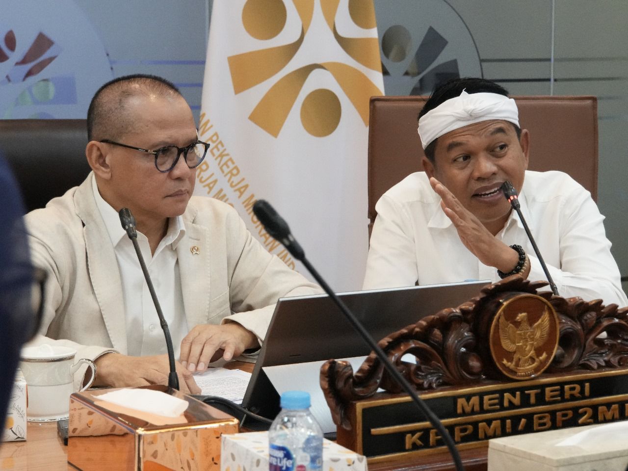 Menteri P2MI Mukhtarudin dan Gubernur Jawa Barat Dedi Mulyadi (SinPo.id/ Dok. KP2MI)