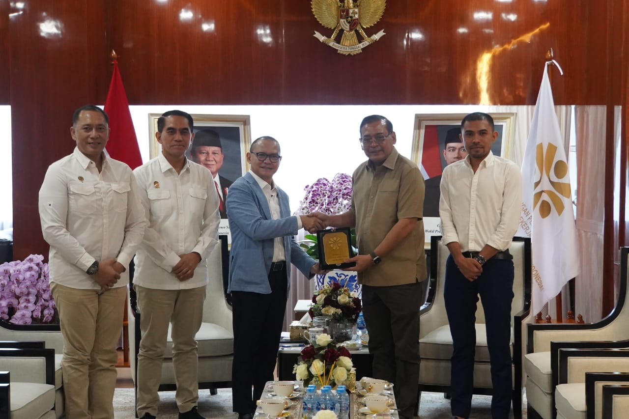 Menteri P2MI Mukhtarudin menerima Ketua KIP Donny Yoesgiantoro (SinPo.id/ Dok. KP2MI)