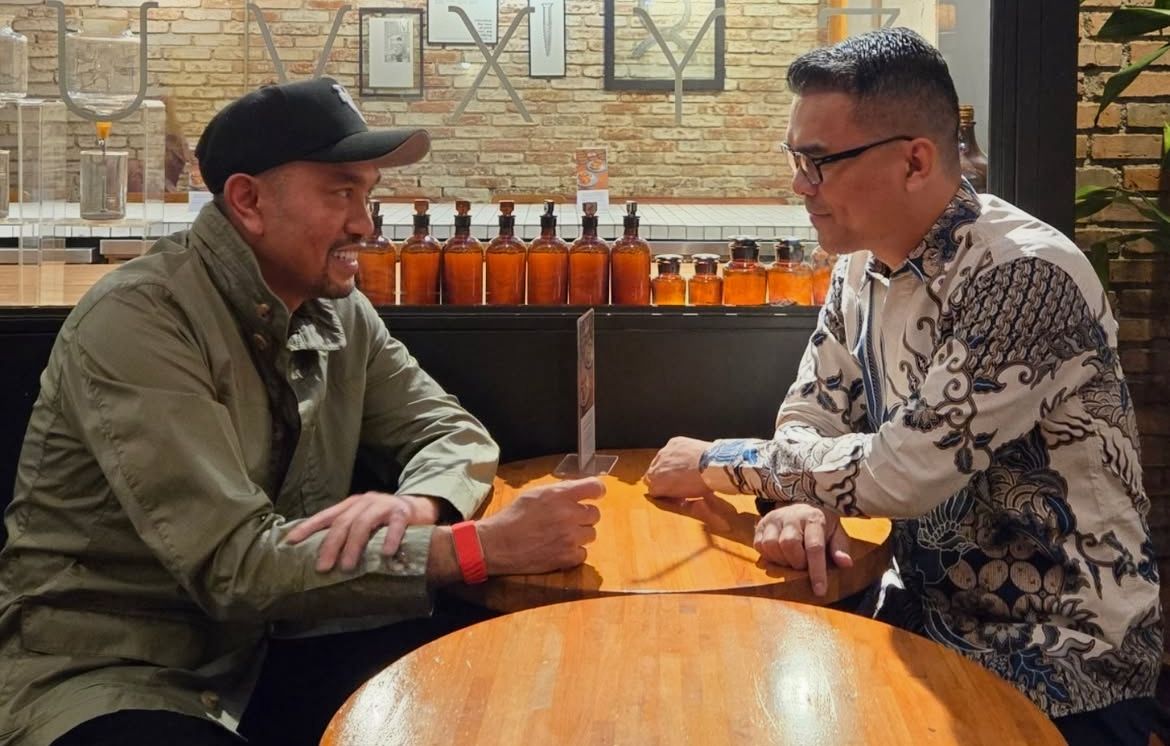 Momen Ahmad Sahroni duduk semeja dengan Ronald Aristone Sinaga (akun IG @brorondm)