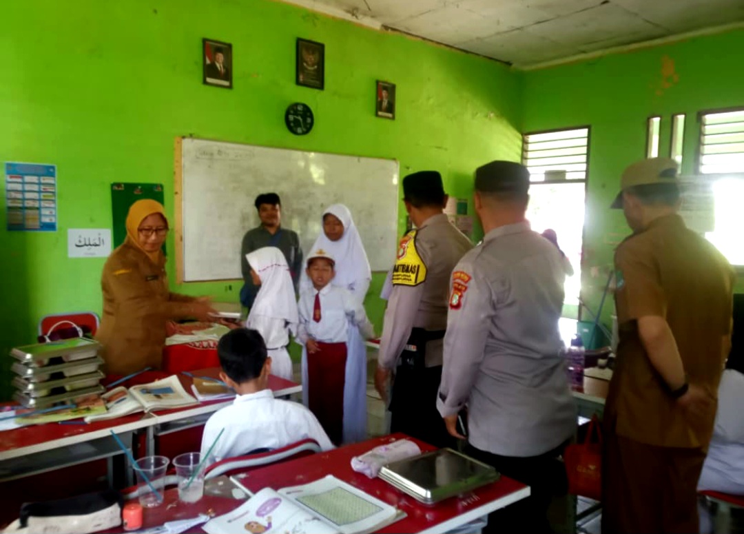 Penyaluran MBG di SDN Bekasi (SinPo.id/Dok.Polres Bekasi Kota)