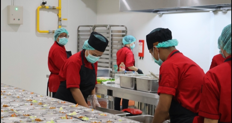 Ilustrasi petugas sedang menyiapkan menu makan bergizi gratis. (SinPo.id/dok. BGN)