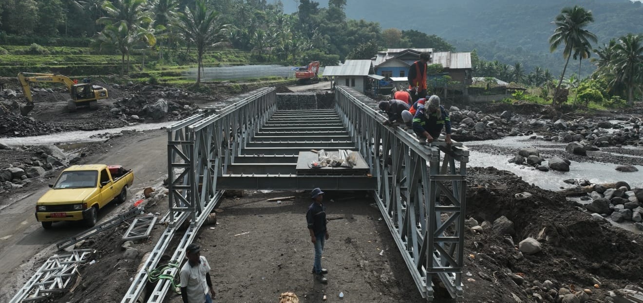 Ilustrasi pemasangan Jembatan Bailey Teodhae 1 NTT. (SinPo.id/dok. KemenPU)