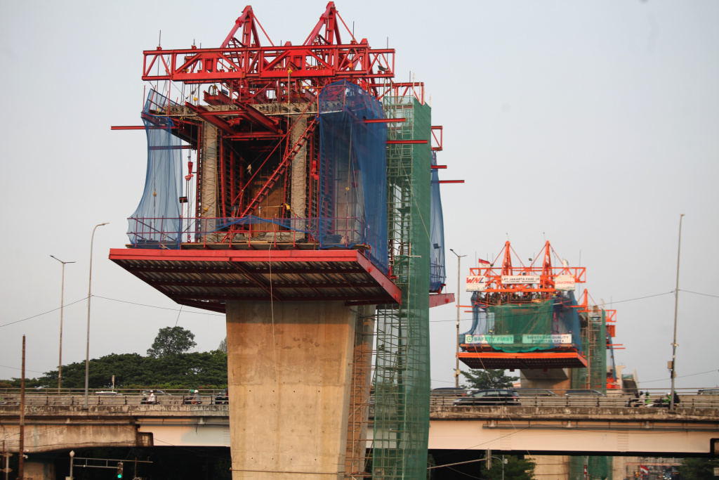 Aktivitas para pekerja pembangunan LRT Fase 1B Manggarai-Velodromeini sudah mencapai 68 persen (Ashar/SinPo.id)