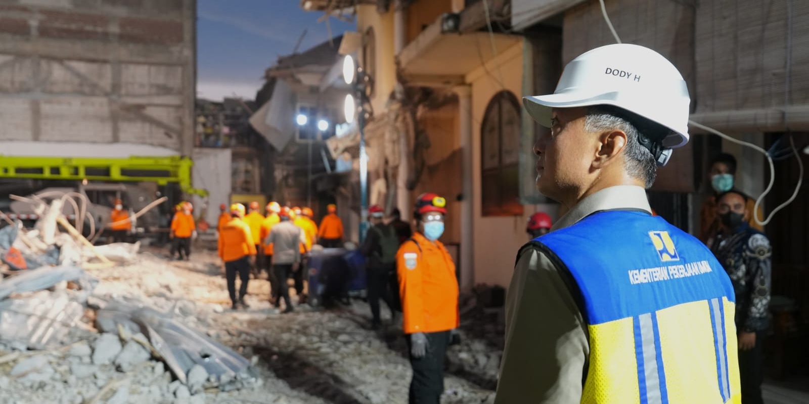 Menteri PU Dody Hanggodo mengecek evakuasi di Ponpes Al Khoziny. (SinPo.id/ Dok. KemenPU)