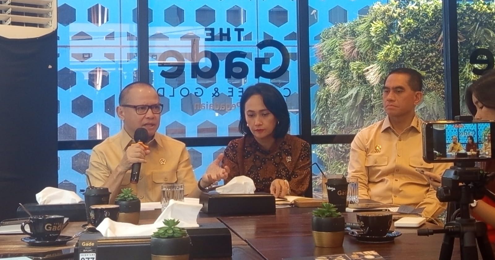 Menteri P2MI Mukhtarudin dan Wamen Christina Aryani. (SinPo.id/Tio)