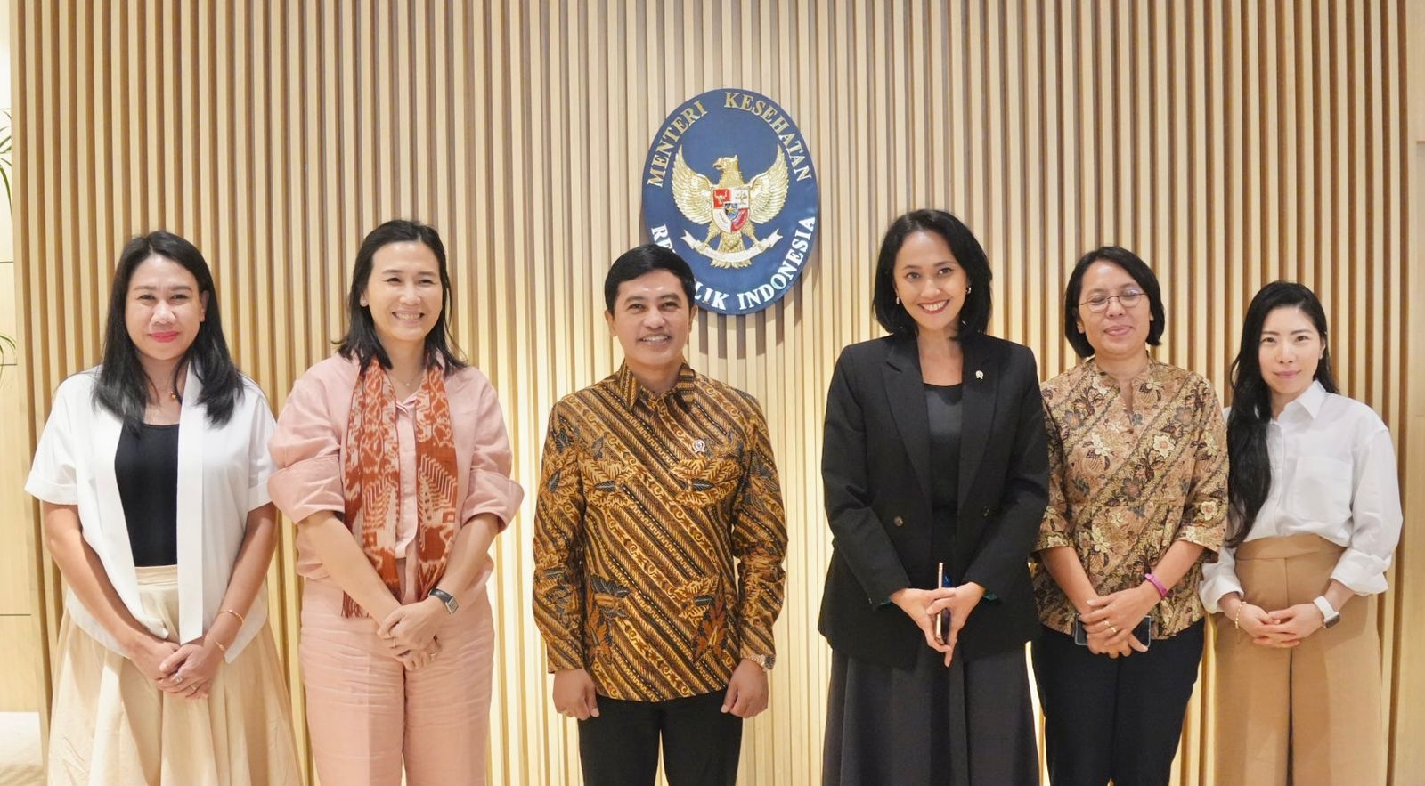 Wamenkes Dante diapit Wamen P2MI Christina Aryani dan Wamen PPPA Veronica Tan. (SinPo.id/dok. KP2MI)