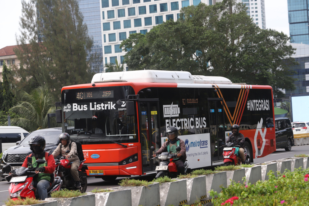 Pemprov DKI Jakarta akan berencana menambah 200 armada bus listrik secara bertahap (Ashar/SinPo.id)