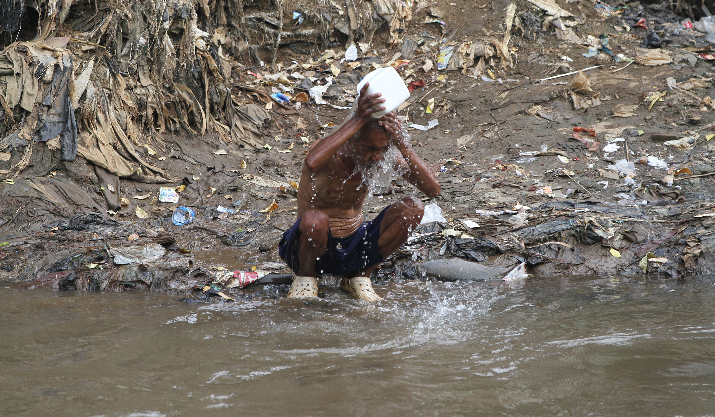 Warga bantaran sungai Ciliwung, Jakarta. (Agus Priatna/SinPo.id)
