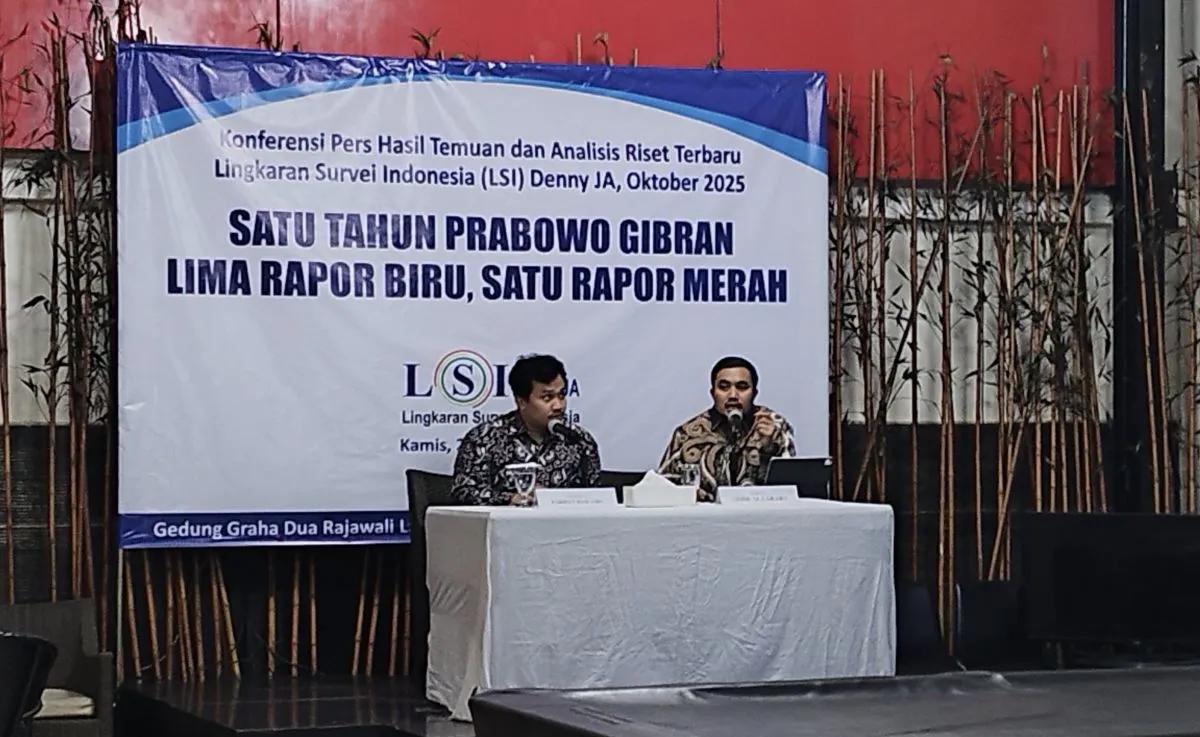 Peneliti LSI Denny JA Adjie Alfaraby saat memaparkan hasil survei di Kantor LSI Denny JA, Jakarta. (SinPo.id/Antara)