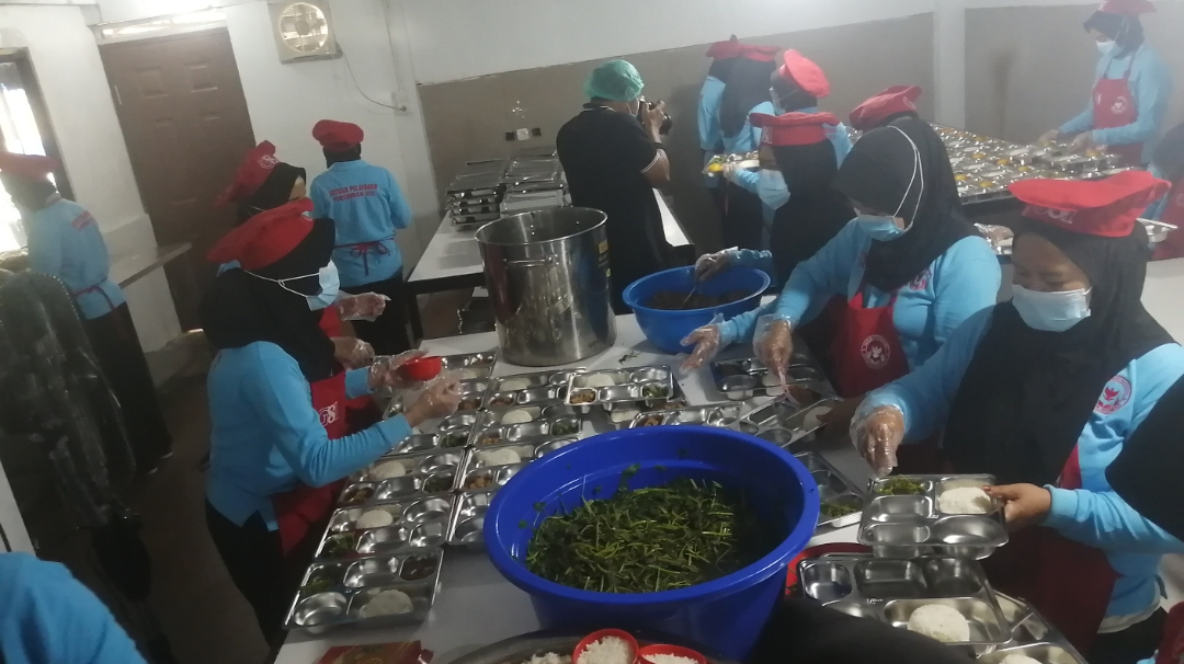 Ilustrasi petugas SPPG sedang menyiapkan menu MBG (SinPo.id/Tio Pirnando)