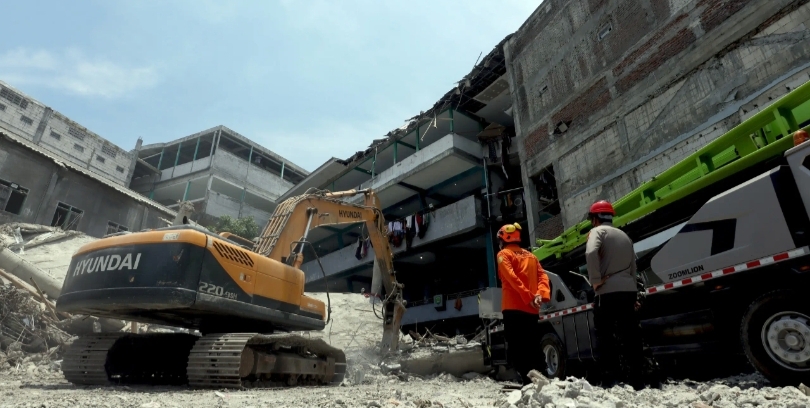 Ilustrasi tim SAR melakukan evakuasi korban ambruknya bangunan Pesantren Al Khoziny. (SinPo.id/dok. BNPB)