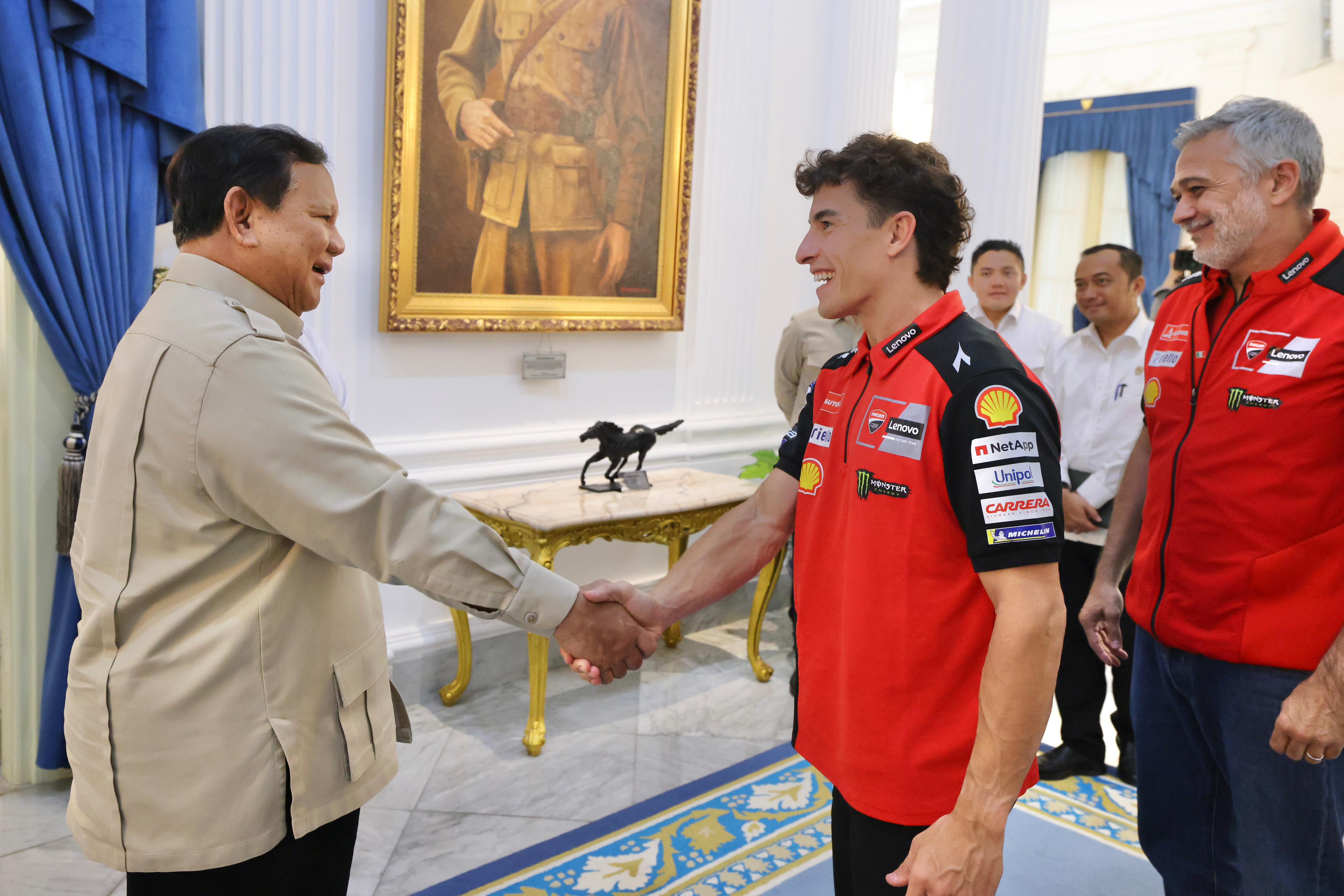 Presiden Prabowo Subianto menerima kunjungan juara dunia MotoGP, Marc Márquez, di Istana Negara (SinPo.id/tim media)