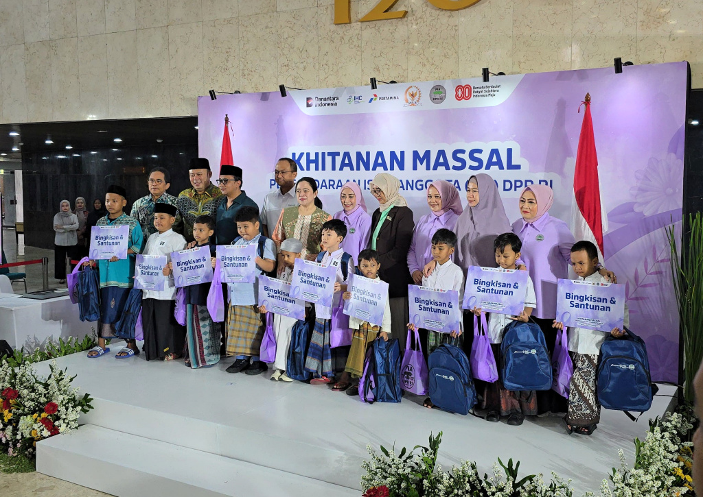Persaudaraan Istri Anggota (PIA) DPR RI menggelar Khitanan massal dalam rangka peringatan HUT ke-80 DPR RI (Ashar/SinPo.id)