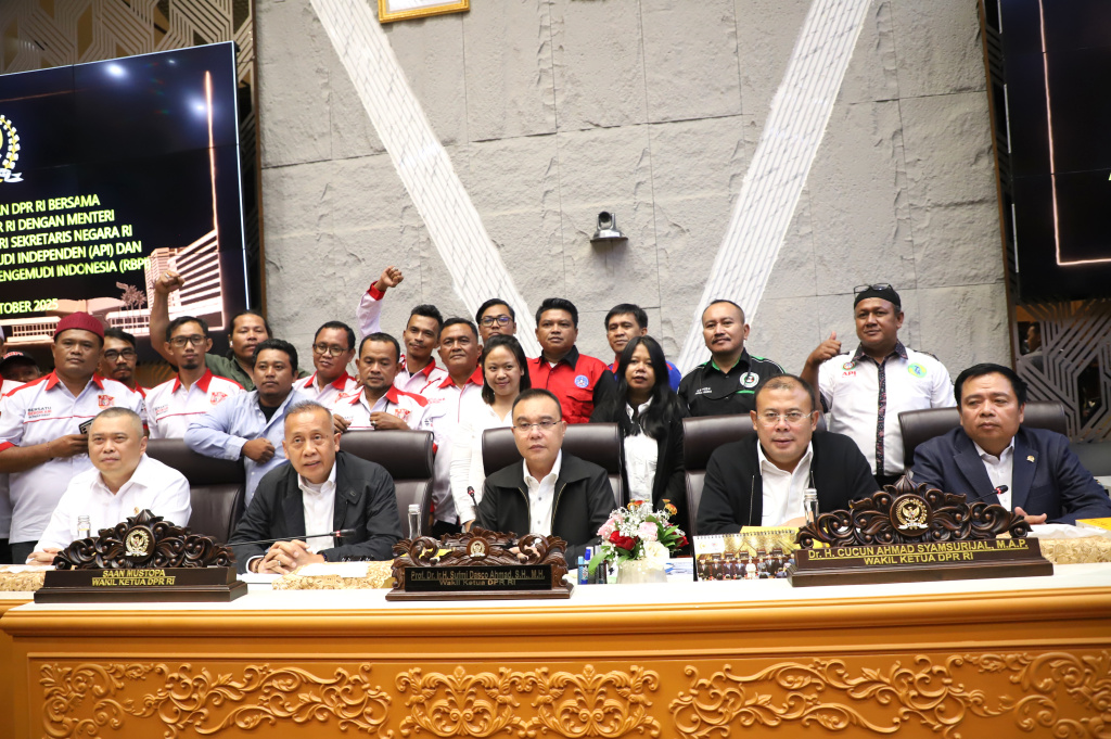Pimpinan DPR Prof Sufmi Dasco Ahmad menerima audiensi Asosiasi Pengemudi Independen dan Asosiasi Rumah Berdaya Pengemudi Indonesia di Komisi V DPR (Ashar/SinPo.id)