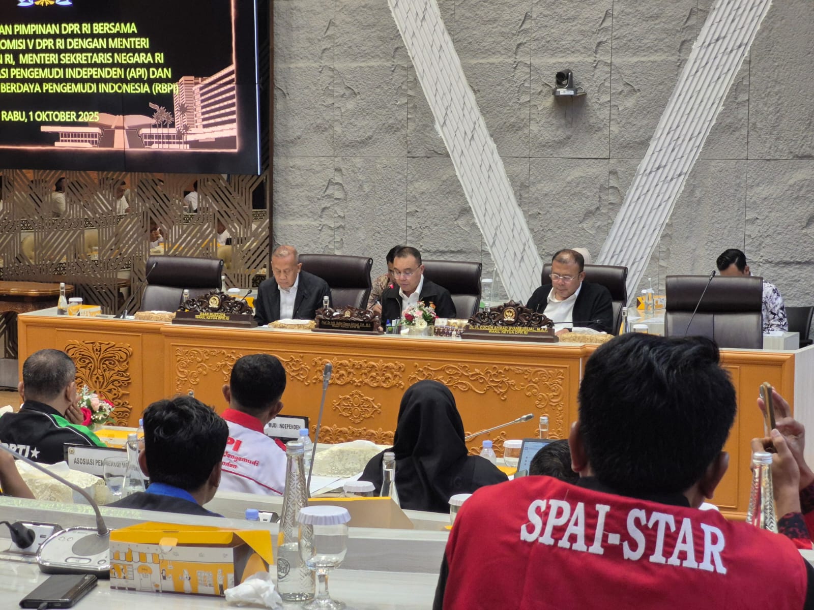 Pimpinan DPR temui Asosiasi Pengemudi Independen (SinPo.id/ Galuh Ratnatika)