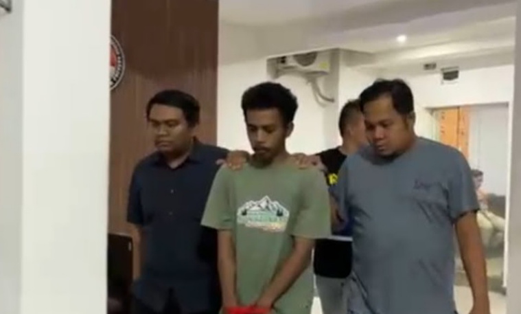 Pelaku saat ditangkap Polda Metro Jaya (SinPo.id/Tangkapan layar)