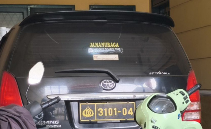 Mobil berpelat polisi yang terparkir di rumah penyekapan Tangsel (SinPo.id/ Tangkapan layar)