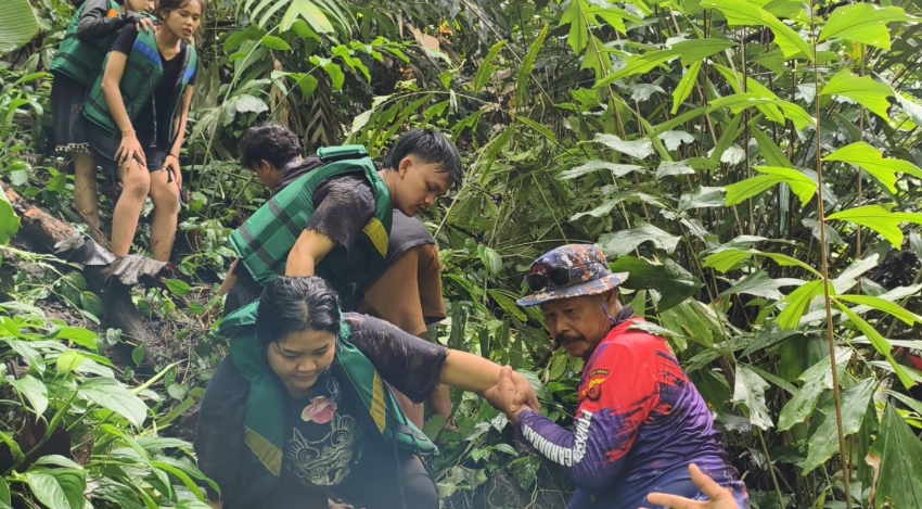 Evakuasi wisatawan di Pangandaran (SinPo.id/ Humas Polri)