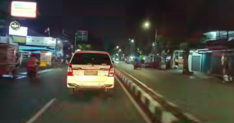 Mobil berwarna putih menghalangi mobil ambulans (SinPo.id/Tangkapan layar)